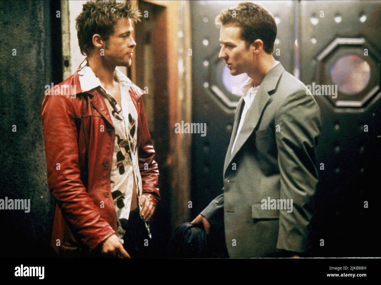 Brad Pitt & Edward Norton Film: Fight Club (USA/DE 1999) Characters: Tyler Durden & The Narrator  Director: David Fincher 10 September 1999   **WARNING** This Photograph is for editorial use only and is the copyright of 20TH CENTURY FOX and/or the Photographer assigned by the Film or Production Company and can only be reproduced by publications in conjunction with the promotion of the above Film. A Mandatory Credit To 20TH CENTURY FOX is required. The Photographer should also be credited when known. No commercial use can be granted without written authority from the Film Company. Stock Photo