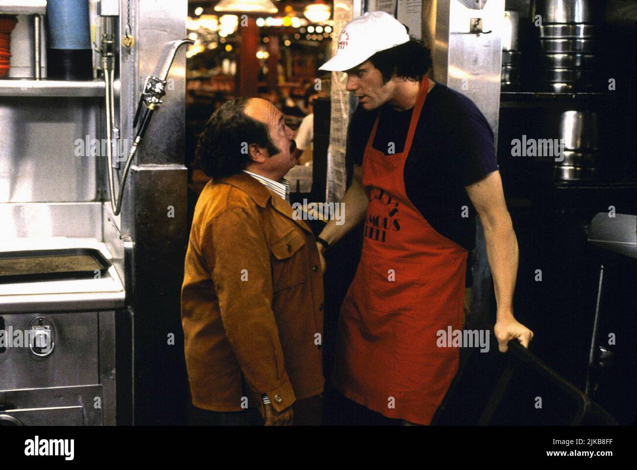 Danny Devito & Jim Carrey Film: Man On The Moon (USA/UK/JP/DE 1999) Characters: George Shapiro & Andy Kaufman  Director: Milos Forman 07 December 1999   **WARNING** This Photograph is for editorial use only and is the copyright of UNIVERSAL PICTURES and/or the Photographer assigned by the Film or Production Company and can only be reproduced by publications in conjunction with the promotion of the above Film. A Mandatory Credit To UNIVERSAL PICTURES is required. The Photographer should also be credited when known. No commercial use can be granted without written authority from the Film Company Stock Photo