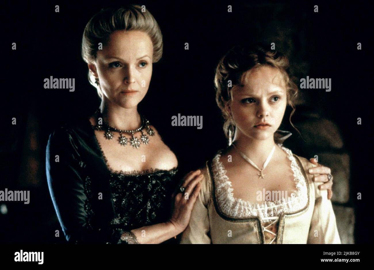 Miranda Richardson & Christina Ricci Film: Sleepy Hollow (1999) Characters: Lady Van Tassel & Katrina Van Tassel  Director: Tim Burton 17 November 1999   **WARNING** This Photograph is for editorial use only and is the copyright of PARAMOUNT PICTURES and/or the Photographer assigned by the Film or Production Company and can only be reproduced by publications in conjunction with the promotion of the above Film. A Mandatory Credit To PARAMOUNT PICTURES is required. The Photographer should also be credited when known. No commercial use can be granted without written authority from the Film Compan Stock Photo