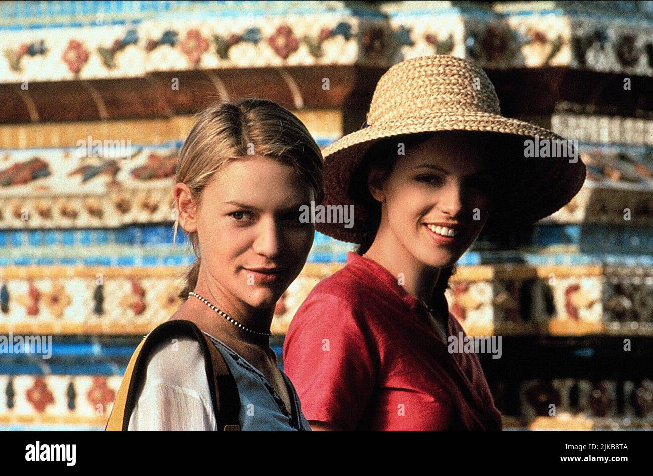 Claire Danes & Kate Beckinsale Film: Brokedown Palace (USA 1999) Characters: Alice Marano & Darlene Davis  Director: Jonathan Kaplan 13 August 1999   **WARNING** This Photograph is for editorial use only and is the copyright of 20TH CENTURY FOX and/or the Photographer assigned by the Film or Production Company and can only be reproduced by publications in conjunction with the promotion of the above Film. A Mandatory Credit To 20TH CENTURY FOX is required. The Photographer should also be credited when known. No commercial use can be granted without written authority from the Film Company. Stock Photo