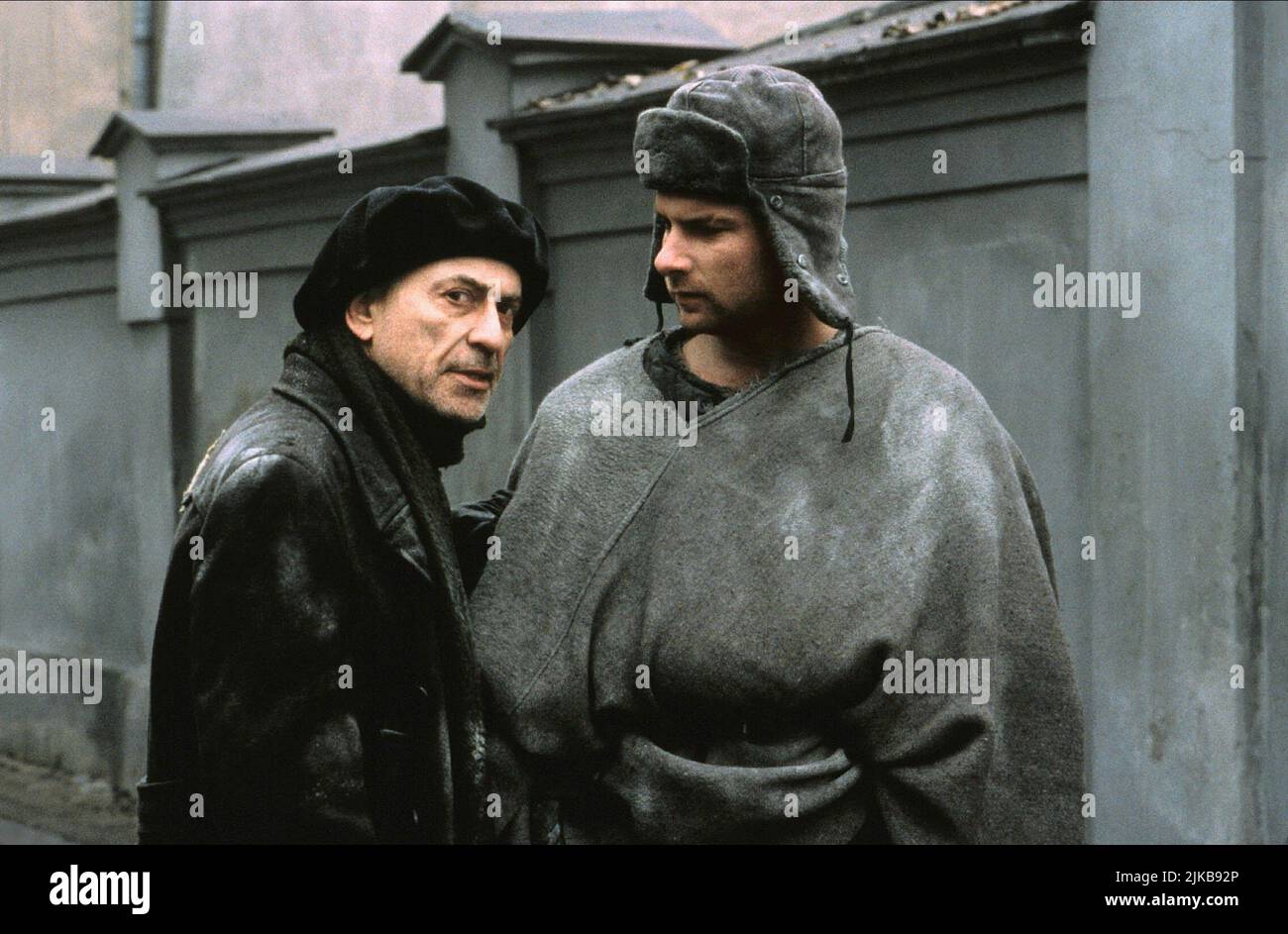 Alan Arkin & Liev Schreiber Film: Jakob The Liar (1999) Characters: Frankfurter & Mischa  Director: Peter Kassovitz 16 September 1999   **WARNING** This Photograph is for editorial use only and is the copyright of TRISTAR PICTURES / EGON ENDRÉNYI and/or the Photographer assigned by the Film or Production Company and can only be reproduced by publications in conjunction with the promotion of the above Film. A Mandatory Credit To TRISTAR PICTURES / EGON ENDRÉNYI is required. No commercial use can be granted without written authority from the Film Company. Stock Photo