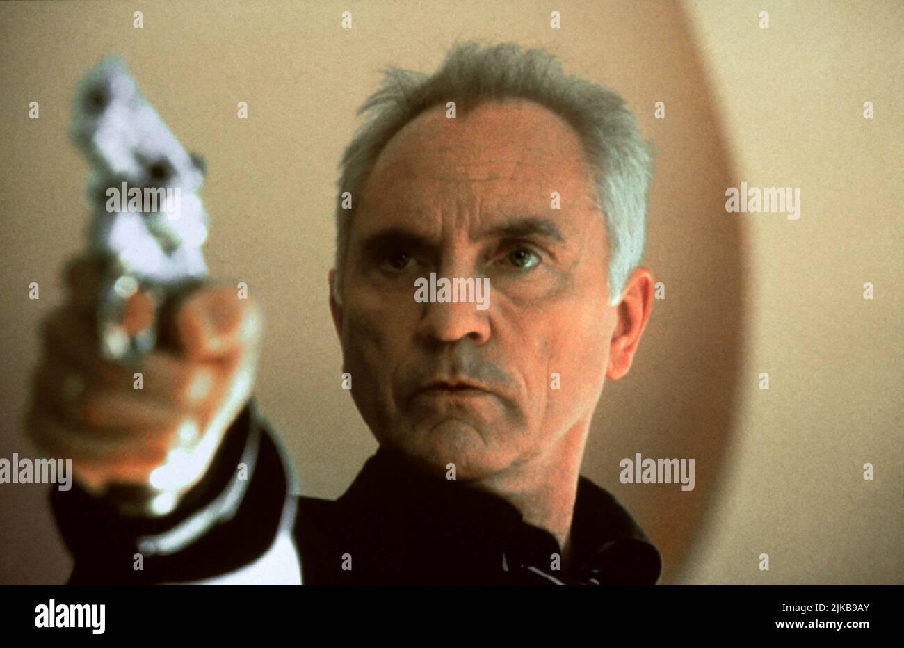 Terence Stamp Film The Limey Usa 1999 Characters Wilson Director Steven Soderbergh 15 May 1999 Warning This Photograph Is For Editorial Use Only And Is The Copyright Of Artisan Entertainment Andor The Photographer Assigned By The Film Or Production Company And Can Only Be Reproduced By Publications In Conjunction With The Promotion Of The Above Film A Mandatory Credit To Artisan Entertainment Is Required The Photographer Should Also Be Credited When Known No Commercial Use Can Be Granted Without Written Authority From The Film Company 2JKB9AY