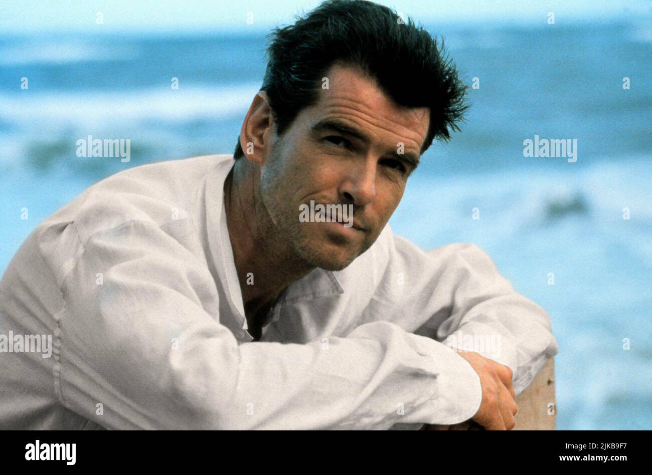 Pierce Brosnan  Film The Thomas Crown Affair (1999) Characters: Thomas Crown  Director: John Mctiernan 20 August 1999   **WARNING** This Photograph is for editorial use only and is the copyright of UNITED ARTISTS and/or the Photographer assigned by the  Film or Production Company and can only be reproduced by publications in conjunction with the promotion of the above  Film. A Mandatory Credit To UNITED ARTISTS is required. The Photographer should also be credited when known. No commercial use can be granted without written authority from the  Film Company. Stock Photo