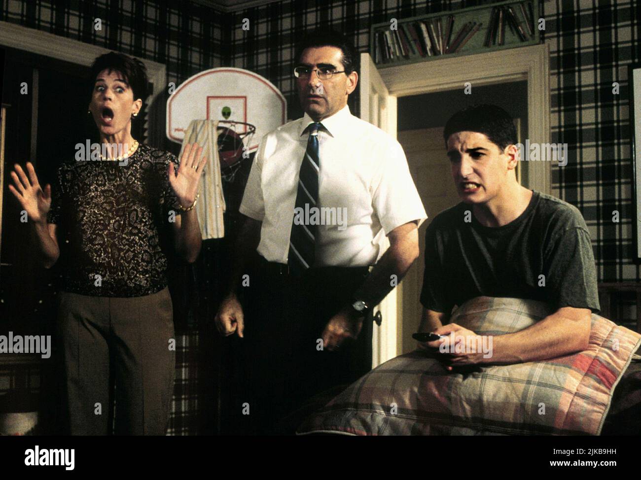 Molly Cheek, Eugene Levy & Jason Biggs Film: American Pie (1999) Characters: Jim's Mom,Jim's Dad & Jim Levenstein  Director: Paul Weitz 09 July 1999   **WARNING** This Photograph is for editorial use only and is the copyright of UNIVERSAL and/or the Photographer assigned by the Film or Production Company and can only be reproduced by publications in conjunction with the promotion of the above Film. A Mandatory Credit To UNIVERSAL is required. The Photographer should also be credited when known. No commercial use can be granted without written authority from the Film Company. Stock Photo