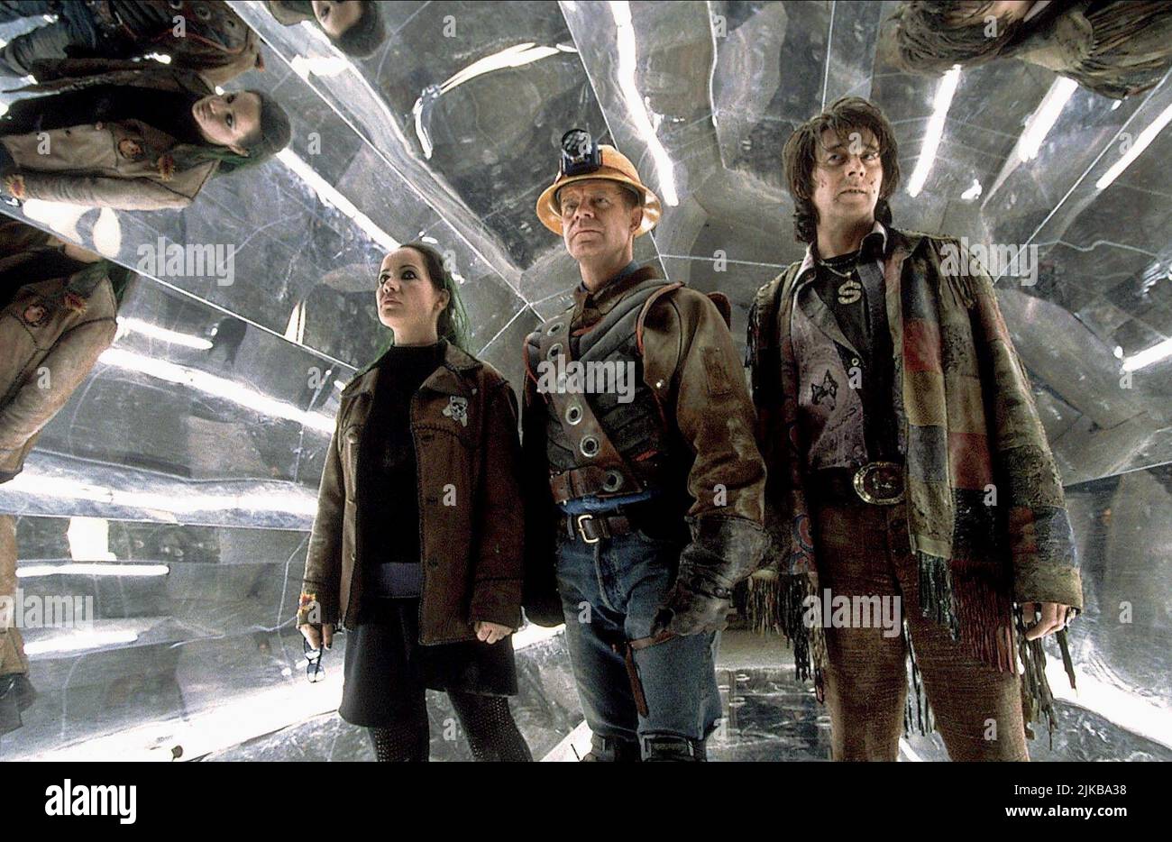 Janeane Garofalo, William H. Macy, Paul Reubens Film: Mystery Men (USA 1999) Characters: The Bowler,The Shoveller,The Blue Raja  Director: Kinka Usher 22 July 1999   **WARNING** This Photograph is for editorial use only and is the copyright of UNIVERSAL and/or the Photographer assigned by the Film or Production Company and can only be reproduced by publications in conjunction with the promotion of the above Film. A Mandatory Credit To UNIVERSAL is required. The Photographer should also be credited when known. No commercial use can be granted without written authority from the Film Company. Stock Photo
