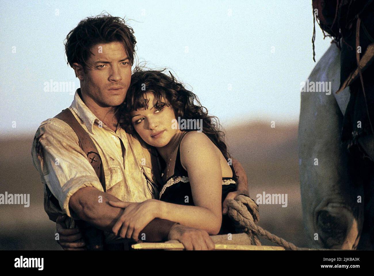 Brendan Fraser & Rachel Weisz Film: The Mummy (USA 1999) Characters: Richard 'Rick' O'Connell & Evelyn Carnahan  Director: Stephen Sommers 16 April 1999   **WARNING** This Photograph is for editorial use only and is the copyright of UNIVERSAL PICTURES and/or the Photographer assigned by the Film or Production Company and can only be reproduced by publications in conjunction with the promotion of the above Film. A Mandatory Credit To UNIVERSAL PICTURES is required. The Photographer should also be credited when known. No commercial use can be granted without written authority from the Film Compa Stock Photo