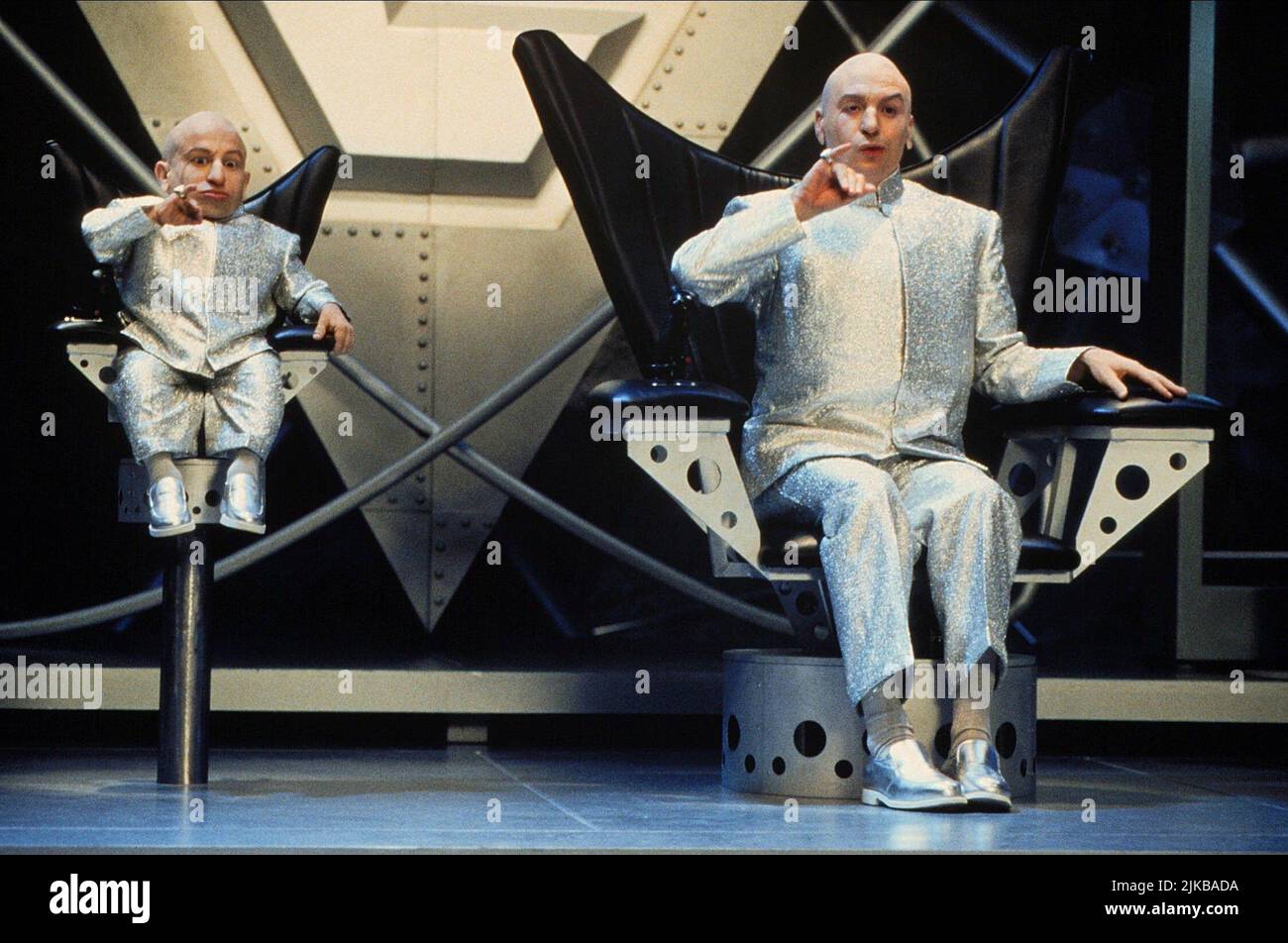 Verne Troyer & Mike Myers Film: Austin Powers: The Spy Who Shagged Me; Austin Powers 2 (USA 1999) Characters: MINI-ME & DR. EVIL  Director: Jay Roach 08 June 1999   **WARNING** This Photograph is for editorial use only and is the copyright of NEW LINE CINEMA and/or the Photographer assigned by the Film or Production Company and can only be reproduced by publications in conjunction with the promotion of the above Film. A Mandatory Credit To NEW LINE CINEMA is required. The Photographer should also be credited when known. No commercial use can be granted without written authority from the Film C Stock Photo