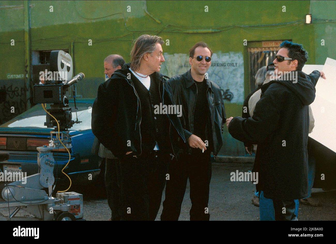 Joel Schumacher, Nicolas Cage & Joaquin Phoenix Film: 8mm (USA/DE 1999) Characters: ,Tom Welles & Max California  Director: Joel Schumacher 19 February 1999   **WARNING** This Photograph is for editorial use only and is the copyright of COLUMBIA PICTURES and/or the Photographer assigned by the Film or Production Company and can only be reproduced by publications in conjunction with the promotion of the above Film. A Mandatory Credit To COLUMBIA PICTURES is required. The Photographer should also be credited when known. No commercial use can be granted without written authority from the Film Com Stock Photo