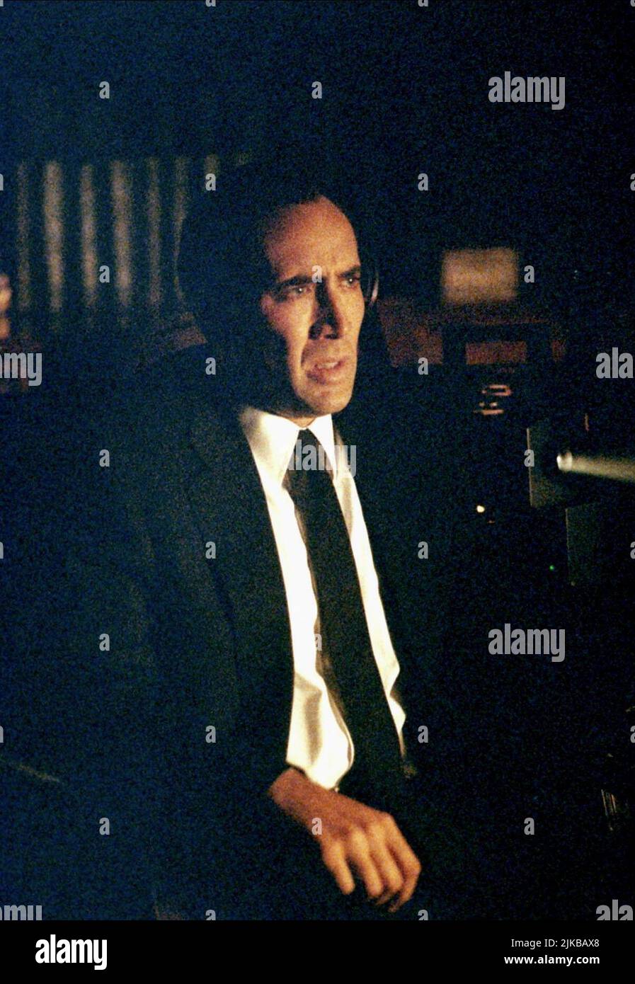 Nicolas Cage Film: 8mm (USA/DE 1999) Characters: Tom Welles  Director: Joel Schumacher 19 February 1999   **WARNING** This Photograph is for editorial use only and is the copyright of COLUMBIA PICTURES and/or the Photographer assigned by the Film or Production Company and can only be reproduced by publications in conjunction with the promotion of the above Film. A Mandatory Credit To COLUMBIA PICTURES is required. The Photographer should also be credited when known. No commercial use can be granted without written authority from the Film Company. Stock Photo