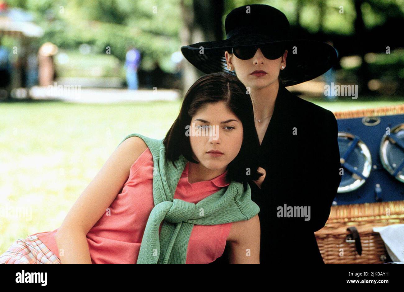 Selma Blair, Sarah Michelle Gellar Film: Cruel Intentions (USA 1999) Characters: Cecile Caldwell,Kathryn Merteuil  Director: Roger Kumble 05 March 1999   **WARNING** This Photograph is for editorial use only and is the copyright of COLUMBIA and/or the Photographer assigned by the Film or Production Company and can only be reproduced by publications in conjunction with the promotion of the above Film. A Mandatory Credit To COLUMBIA is required. The Photographer should also be credited when known. No commercial use can be granted without written authority from the Film Company. Stock Photo