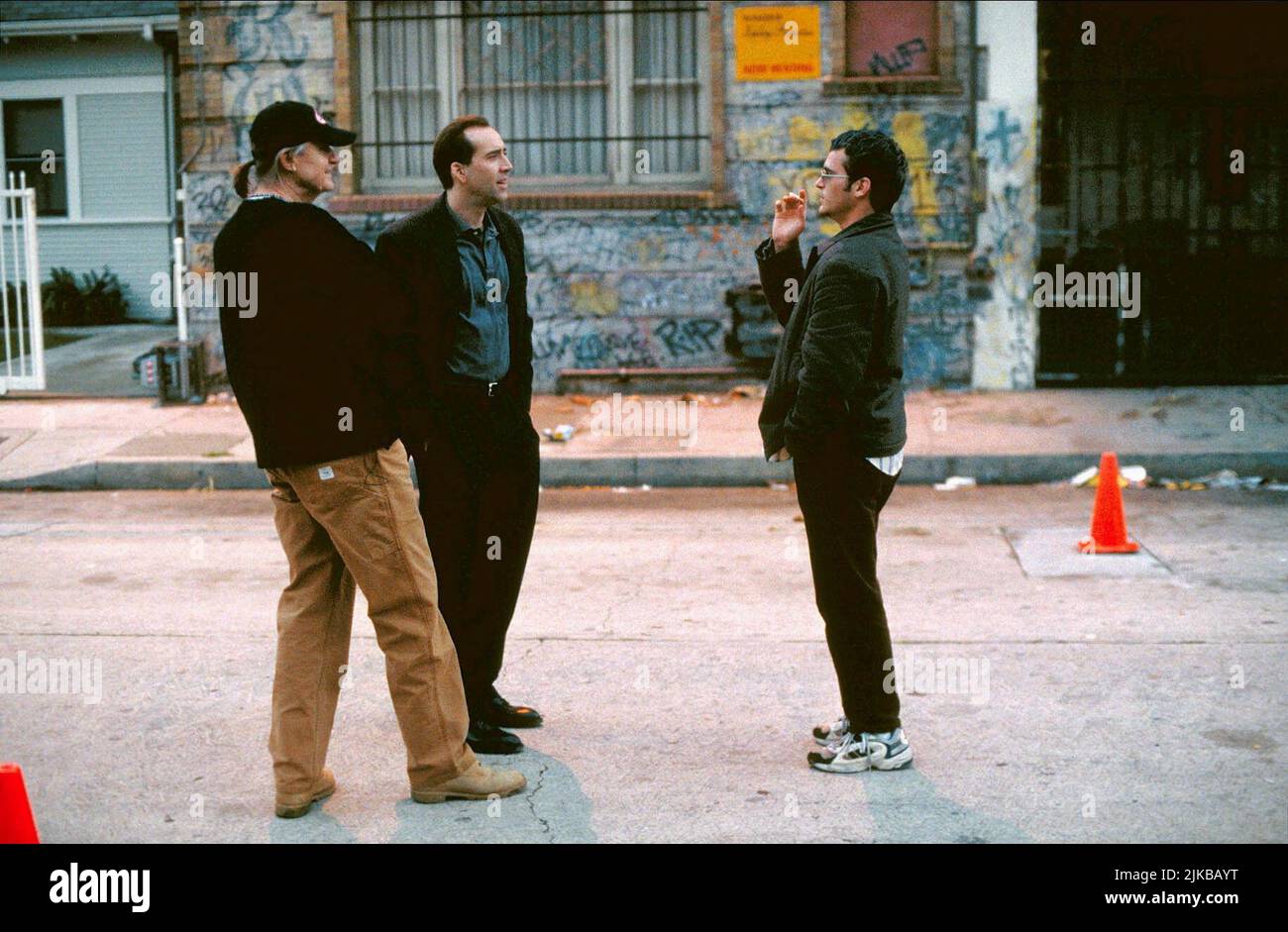 Joel Schumacher, Nicolas Cage & Joaquin Phoenix Film: 8mm (USA/DE 1999) Characters: ,Tom Welles & Max California  Director: Joel Schumacher 19 February 1999   **WARNING** This Photograph is for editorial use only and is the copyright of COLUMBIA PICTURES and/or the Photographer assigned by the Film or Production Company and can only be reproduced by publications in conjunction with the promotion of the above Film. A Mandatory Credit To COLUMBIA PICTURES is required. The Photographer should also be credited when known. No commercial use can be granted without written authority from the Film Com Stock Photo