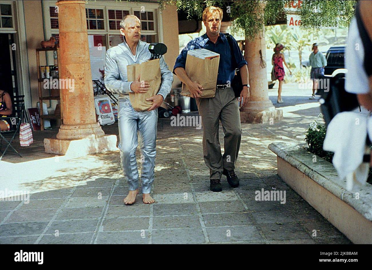Christopher Lloyd & Jeff Daniels Film: My Favorite Martian; My Favourite Martian (USA 1999) Characters: Uncle Martin,Tim O'Hara  Director: Donald Petrie 12 February 1999   **WARNING** This Photograph is for editorial use only and is the copyright of WALT DISNEY PICTURES and/or the Photographer assigned by the Film or Production Company and can only be reproduced by publications in conjunction with the promotion of the above Film. A Mandatory Credit To WALT DISNEY PICTURES is required. The Photographer should also be credited when known. No commercial use can be granted without written authorit Stock Photo