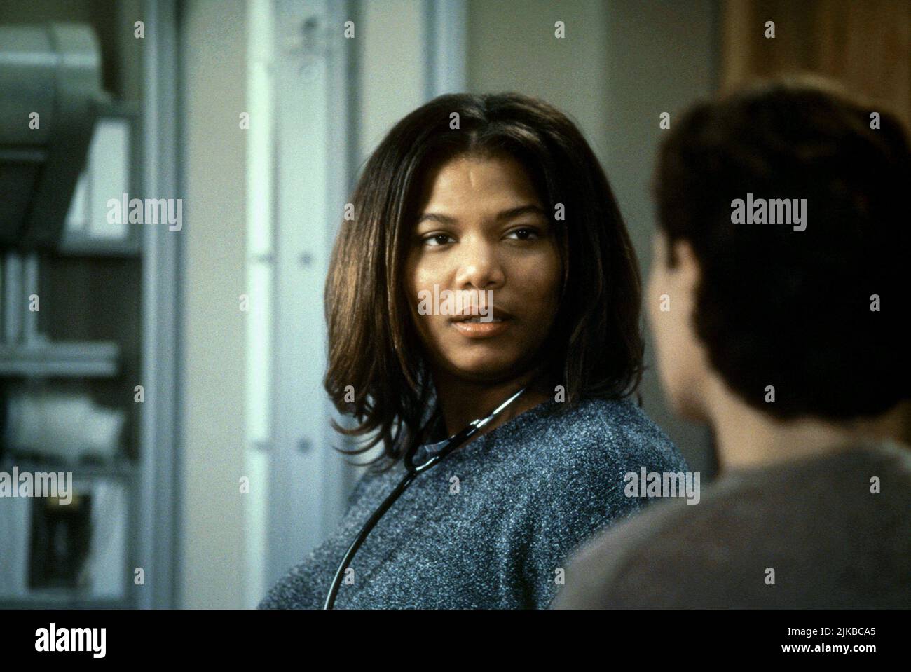 Queen Latifah Film: The Bone Collector (USA/CAN 1999) Characters: Thelma  Director: Phillip Noyce 29 August 1999   **WARNING** This Photograph is for editorial use only and is the copyright of COLUMBIA PICTURES and/or the Photographer assigned by the Film or Production Company and can only be reproduced by publications in conjunction with the promotion of the above Film. A Mandatory Credit To COLUMBIA PICTURES is required. The Photographer should also be credited when known. No commercial use can be granted without written authority from the Film Company. Stock Photo