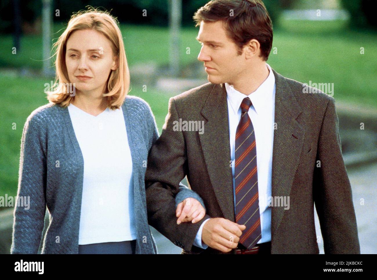 Hope Davis & Loren Dean Film: Mumford (1999) Characters: Sofie Crisp & Mumford  Director: Lawrence Kasdan 11 September 1999   **WARNING** This Photograph is for editorial use only and is the copyright of TOUCHSTONE PICTURES and/or the Photographer assigned by the Film or Production Company and can only be reproduced by publications in conjunction with the promotion of the above Film. A Mandatory Credit To TOUCHSTONE PICTURES is required. The Photographer should also be credited when known. No commercial use can be granted without written authority from the Film Company. Stock Photo