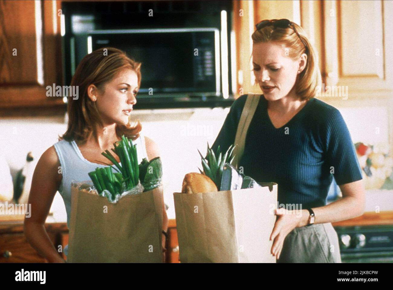 Jessica Bowman & Marg Helgenberger Film: Lethal Vows (1999) Characters:  Sarah Farris & Ellen Farris Director: Paul Schneider 13 October 1999  **WARNING** This Photograph is for editorial use only and is the