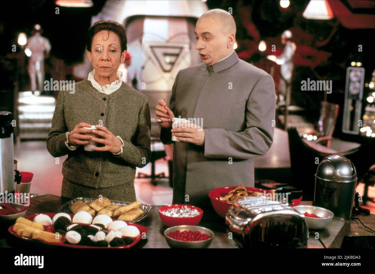 Mindy Stering & Mike Myers Film: Austin Powers: The Spy Who Shagged Me; Austin Powers 2 (USA 1999) Characters: FRAU FARBISSINA & DR. EVIL  Director: Jay Roach 08 June 1999   **WARNING** This Photograph is for editorial use only and is the copyright of NEW LINE CINEMA and/or the Photographer assigned by the Film or Production Company and can only be reproduced by publications in conjunction with the promotion of the above Film. A Mandatory Credit To NEW LINE CINEMA is required. The Photographer should also be credited when known. No commercial use can be granted without written authority from t Stock Photo