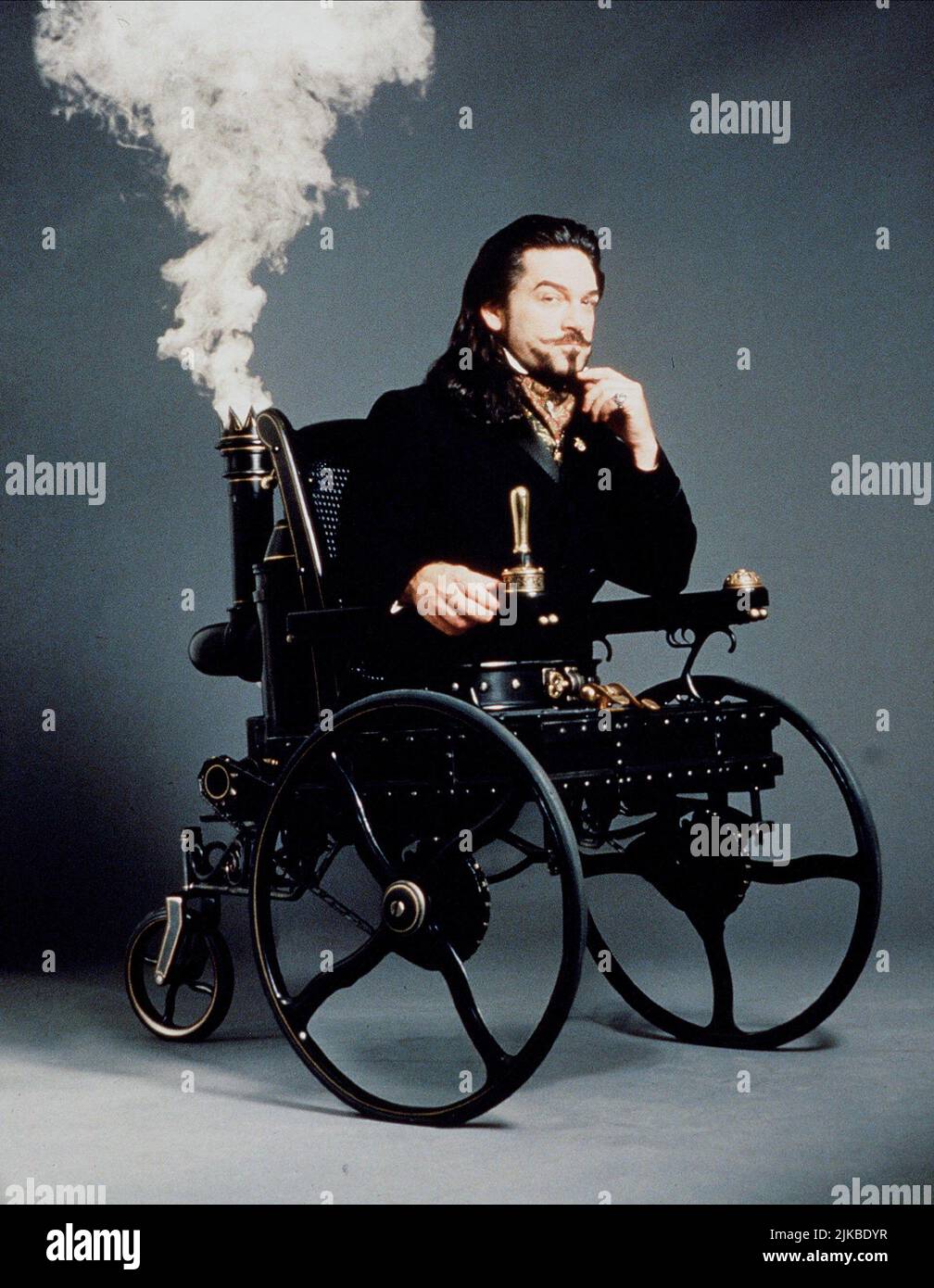 kenneth-branagh-film-wild-wild-west-1999-characters-dr-arliss-loveless-director-barry-sonnenfeld-30-june-1999-warning-this-photograph-is-for-editorial-use-only-and-is-the-copyright-of-warner-bros-andor-the-photographer-assigned-by-the-film-or-production-company-and-can-only-be-reproduced-by-publications-in-conjunction-with-the-promotion-of-the-above-film-a-mandatory-credit-to-warner-bros-is-required-the-photographer-should-also-be-credited-when-known-no-commercial-use-can-be-granted-without-written-authority-from-the-film-company-2JKBDYR.jpg