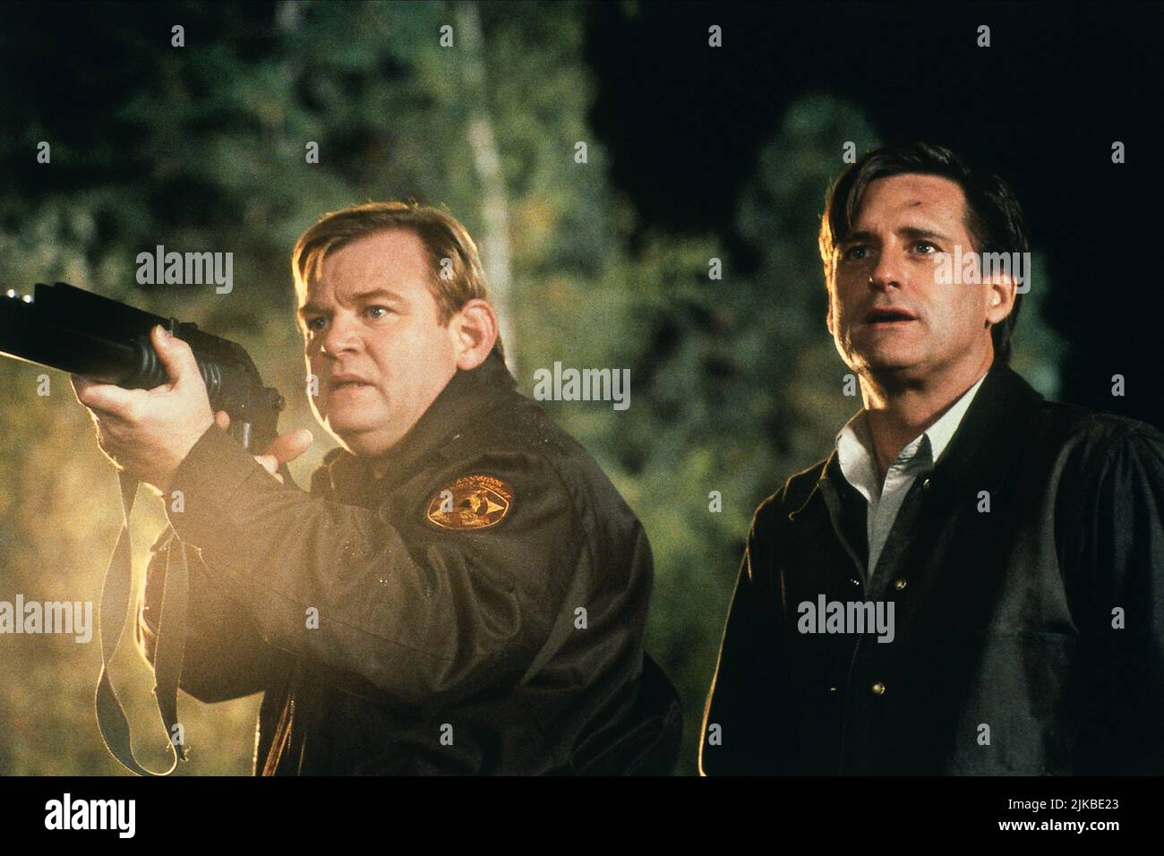 Brendan Gleeson & Bill Pullman Film: Lake Placid (USA 1999) Characters: Sheriff Hank Keough & Jack Wells  / Tv-Titel: 'Lake Placid - Der Schrecken Aus Der Tiefe Director: Steve Miner 15 July 1999   **WARNING** This Photograph is for editorial use only and is the copyright of FOX 2000 PICTURES and/or the Photographer assigned by the Film or Production Company and can only be reproduced by publications in conjunction with the promotion of the above Film. A Mandatory Credit To FOX 2000 PICTURES is required. The Photographer should also be credited when known. No commercial use can be granted with Stock Photo