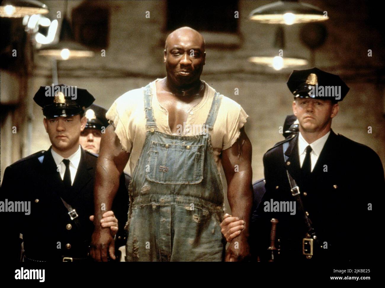Tom Hanks, Michael Clarke Duncan & David Morse Film: The Green Mile (USA 1999) Characters: Paul Edgecomb,John Coffey & Brutus  / Literaturverfilmung (Based On The Book By Stephen King) Director: Frank Darabont 06 December 1999   **WARNING** This Photograph is for editorial use only and is the copyright of WARNER BROS. and/or the Photographer assigned by the Film or Production Company and can only be reproduced by publications in conjunction with the promotion of the above Film. A Mandatory Credit To WARNER BROS. is required. The Photographer should also be credited when known. No commercial us Stock Photo