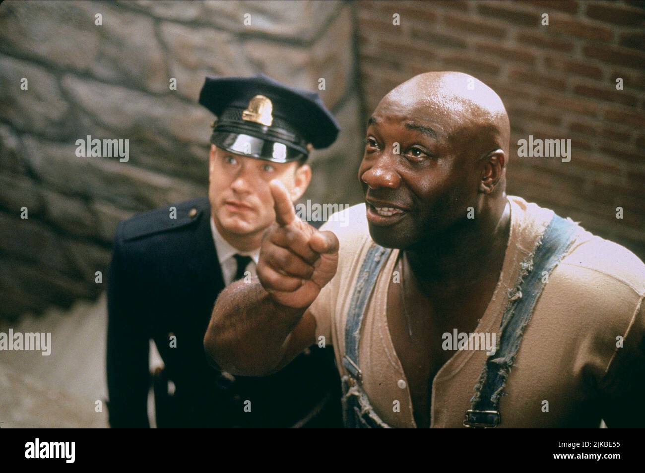 Tom Hanks & Michael Clarke Duncan Film: The Green Mile (USA 1999) Characters: Paul Edgecomb & John Coffey  / Literaturverfilmung (Based On The Book By Stephen King) Director: Frank Darabont 06 December 1999   **WARNING** This Photograph is for editorial use only and is the copyright of WARNER BROS. and/or the Photographer assigned by the Film or Production Company and can only be reproduced by publications in conjunction with the promotion of the above Film. A Mandatory Credit To WARNER BROS. is required. The Photographer should also be credited when known. No commercial use can be granted wit Stock Photo