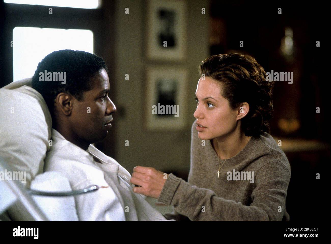 Denzel Washington & Angelina Jolie Film: The Bone Collector (USA/CAN 1999) Characters: Lincoln Rhyme & Amelia Donaghy  Director: Phillip Noyce 29 August 1999   **WARNING** This Photograph is for editorial use only and is the copyright of COLUMBIA PICTURES and/or the Photographer assigned by the Film or Production Company and can only be reproduced by publications in conjunction with the promotion of the above Film. A Mandatory Credit To COLUMBIA PICTURES is required. The Photographer should also be credited when known. No commercial use can be granted without written authority from the Film Co Stock Photo