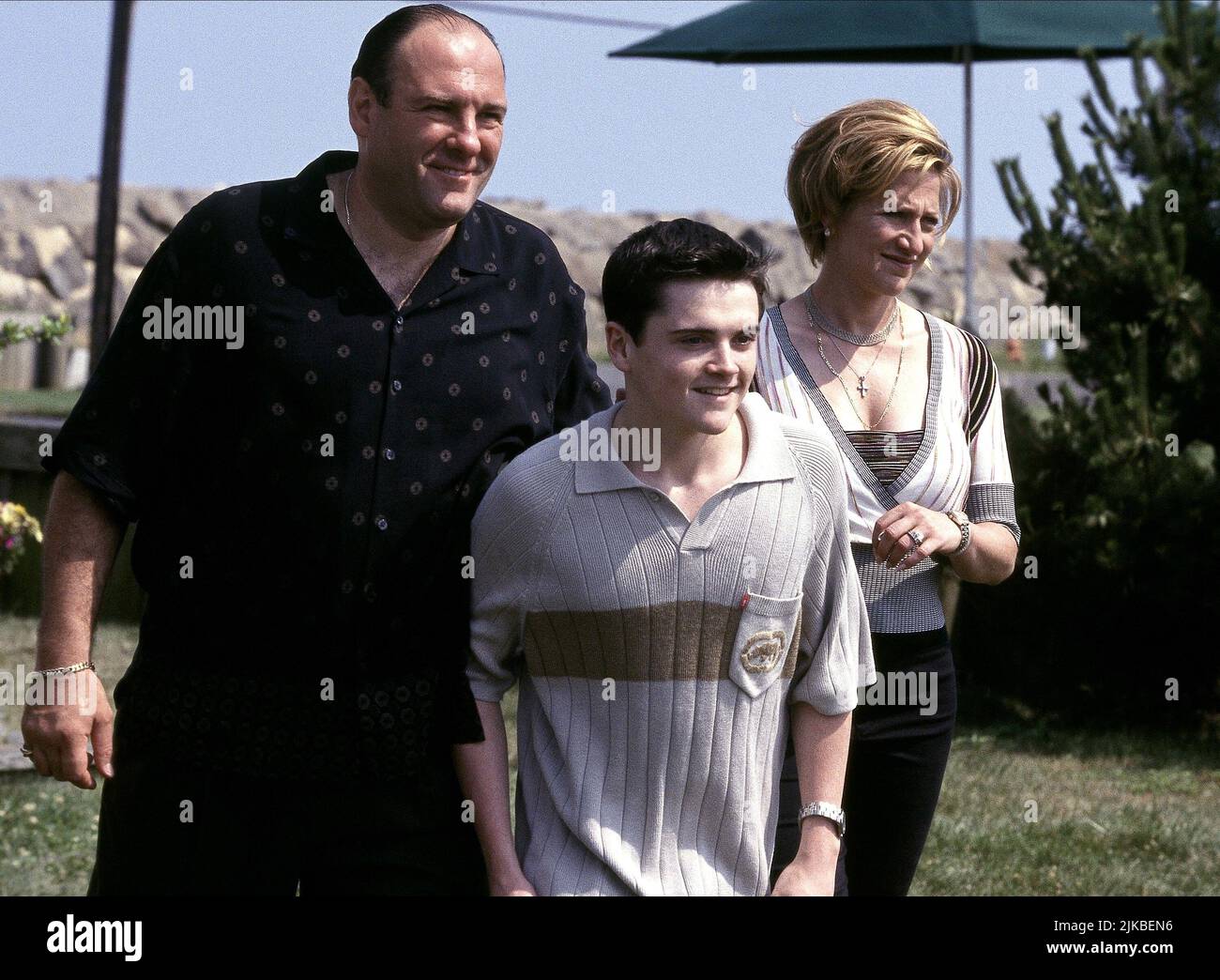 James Gandolfini, Robert Iler & Edie Falco Television: The Sopranos : Season 1 (TV-Serie) Characters: Tony Soprano,A.J. Soprano & Carmela Soprano  Usa 1999-2007, / 1. Staffel, Season 1 10 January 1999   **WARNING** This Photograph is for editorial use only and is the copyright of HBO and/or the Photographer assigned by the Film or Production Company and can only be reproduced by publications in conjunction with the promotion of the above Film. A Mandatory Credit To HBO is required. The Photographer should also be credited when known. No commercial use can be granted without written authority f Stock Photo