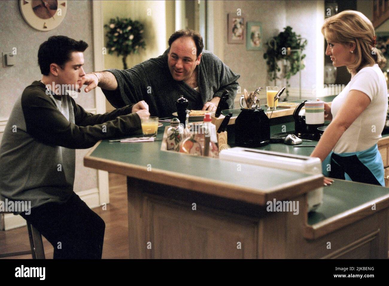 Robert Iler, James Gandolfini & Edie Falco Television: The Sopranos : Season 1 (TV-Serie) Characters: A.J. Soprano,Tony Soprano & Carmela Soprano  Usa 1999-2007, / 1. Staffel, Season 1 10 January 1999   **WARNING** This Photograph is for editorial use only and is the copyright of HBO and/or the Photographer assigned by the Film or Production Company and can only be reproduced by publications in conjunction with the promotion of the above Film. A Mandatory Credit To HBO is required. The Photographer should also be credited when known. No commercial use can be granted without written authority f Stock Photo