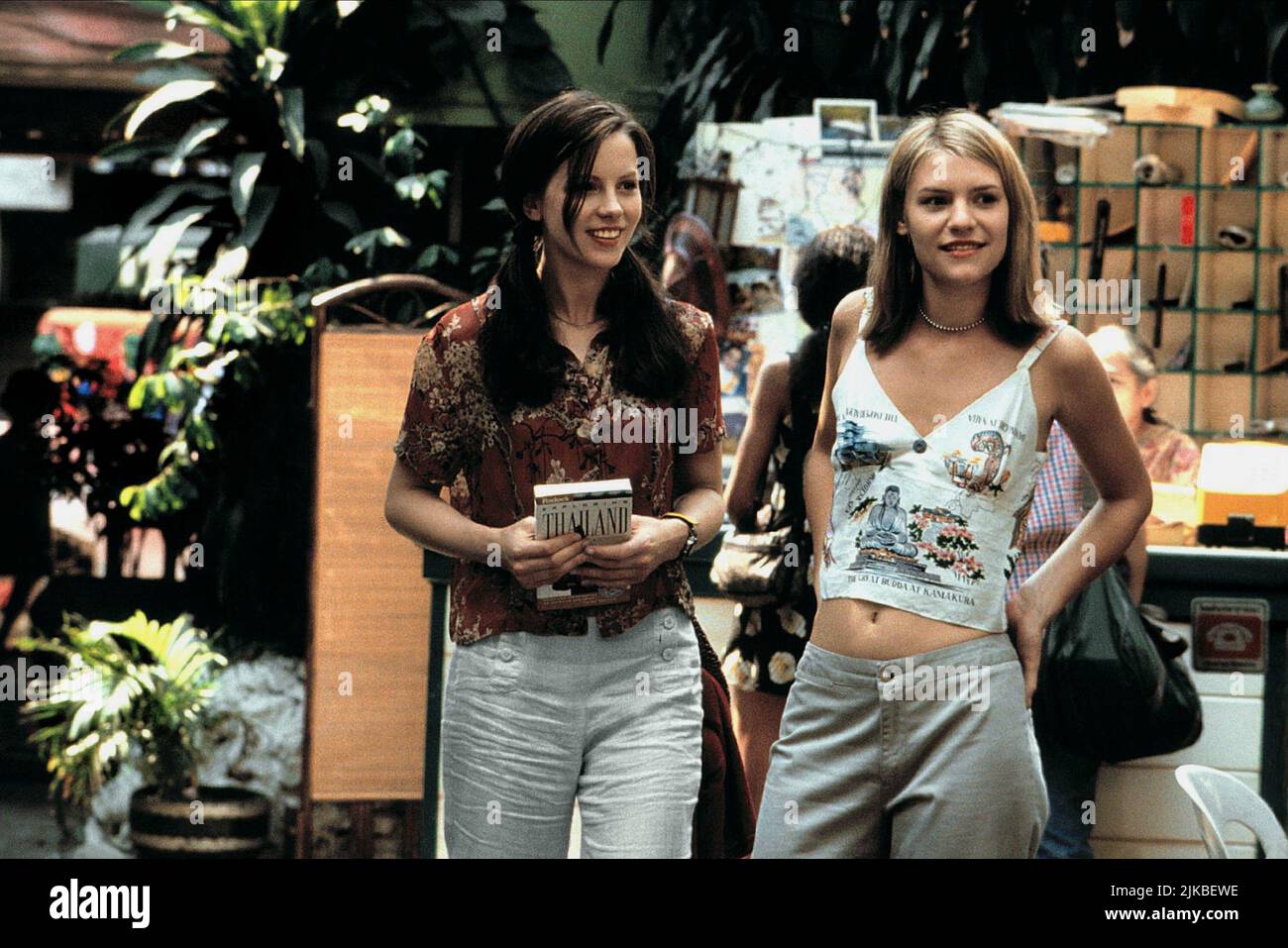 Kate Beckinsale & Claire Danes Film: Brokedown Palace (USA 1999) Characters: Darlene Davis & Alice Marano  Director: Jonathan Kaplan 13 August 1999   **WARNING** This Photograph is for editorial use only and is the copyright of 20TH CENTURY FOX and/or the Photographer assigned by the Film or Production Company and can only be reproduced by publications in conjunction with the promotion of the above Film. A Mandatory Credit To 20TH CENTURY FOX is required. The Photographer should also be credited when known. No commercial use can be granted without written authority from the Film Company. Stock Photo
