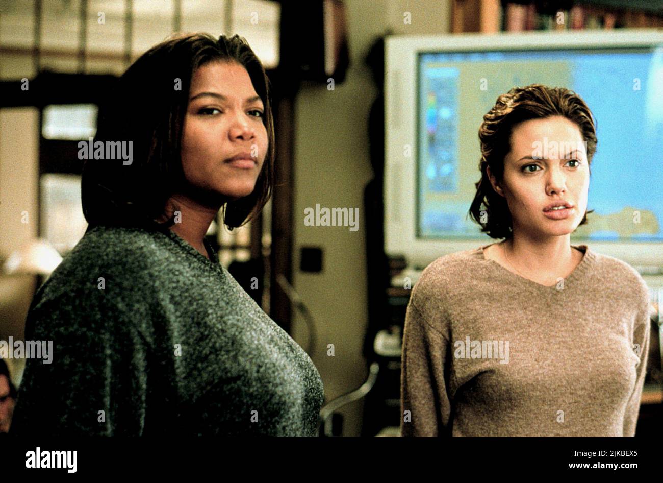 Queen Latifah & Angelina Jolie Film: The Bone Collector (USA/CAN 1999) Characters: Thelma & Amelia Donaghy  Director: Phillip Noyce 29 August 1999   **WARNING** This Photograph is for editorial use only and is the copyright of COLUMBIA PICTURES and/or the Photographer assigned by the Film or Production Company and can only be reproduced by publications in conjunction with the promotion of the above Film. A Mandatory Credit To COLUMBIA PICTURES is required. The Photographer should also be credited when known. No commercial use can be granted without written authority from the Film Company. Stock Photo