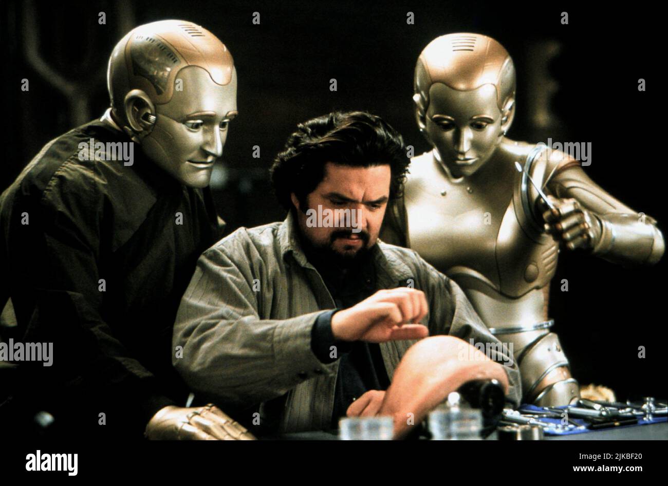 Robin Williams, Oliver Platt & Kiersten Warren Film: Bicentennial Man (USA/DE 1999) Characters: Andrew Martin,Rupert Burns & Galatea  Director: Chris Columbus 13 December 1999   **WARNING** This Photograph is for editorial use only and is the copyright of COLUMBIA PICTURES and/or the Photographer assigned by the Film or Production Company and can only be reproduced by publications in conjunction with the promotion of the above Film. A Mandatory Credit To COLUMBIA PICTURES is required. The Photographer should also be credited when known. No commercial use can be granted without written authorit Stock Photo