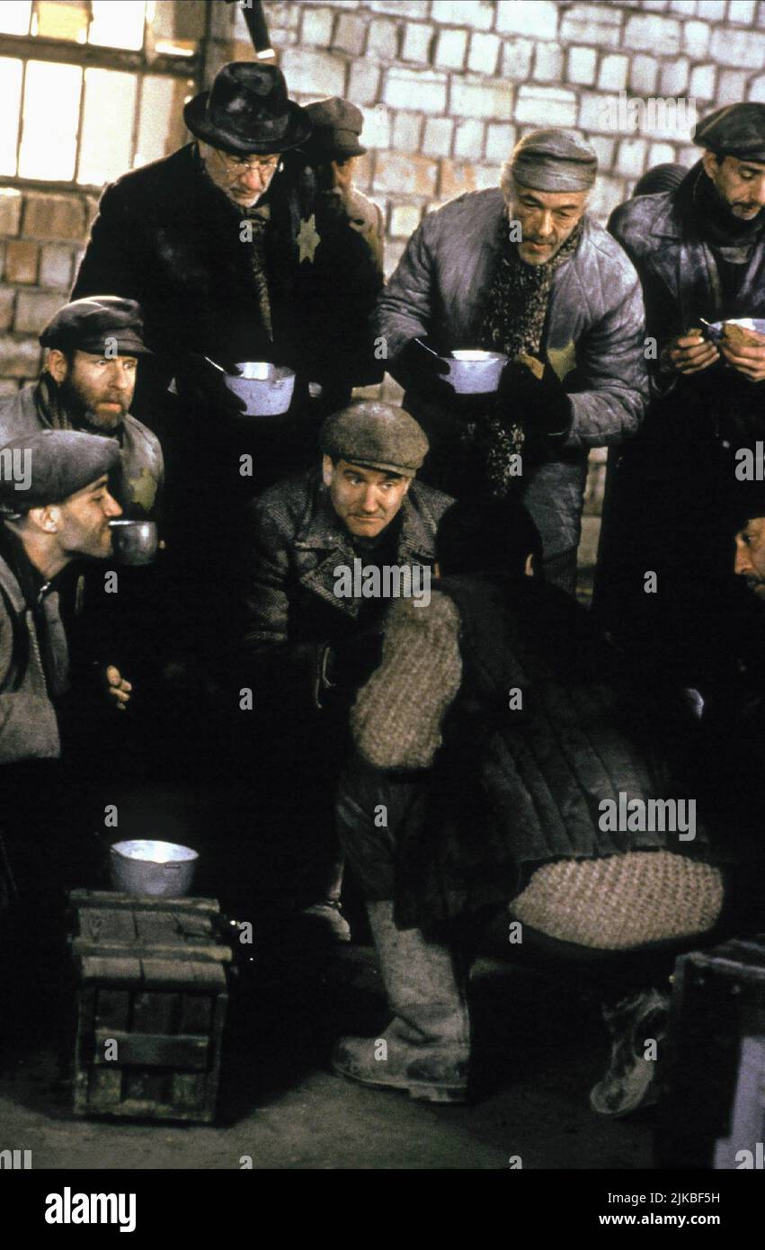 Bob Balaban, Armin Mueller-Stahl & Robin Williams Film: Jakob The Liar (1999) Characters: Kowalsky,Kirschbaum & Jakob  Director: Peter Kassovitz 16 September 1999   **WARNING** This Photograph is for editorial use only and is the copyright of TRISTAR PICTURES / EGON ENDRÉNYI and/or the Photographer assigned by the Film or Production Company and can only be reproduced by publications in conjunction with the promotion of the above Film. A Mandatory Credit To TRISTAR PICTURES / EGON ENDRÉNYI is required. No commercial use can be granted without written authority from the Film Company. Stock Photo