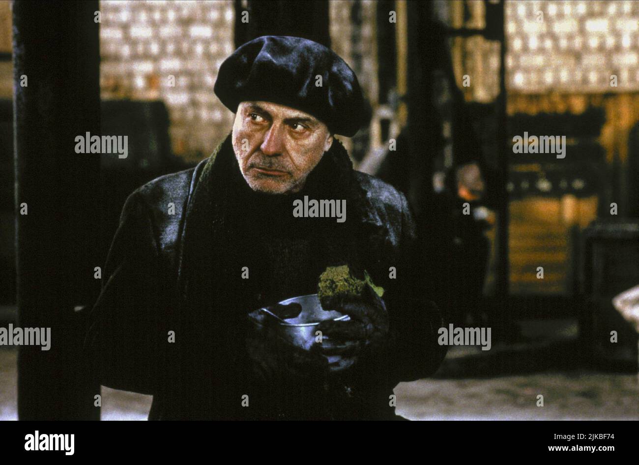 Alan Arkin Film: Jakob The Liar (1999) Characters: Frankfurter  Director: Peter Kassovitz 16 September 1999   **WARNING** This Photograph is for editorial use only and is the copyright of TRISTAR PICTURES / EGON ENDRÉNYI and/or the Photographer assigned by the Film or Production Company and can only be reproduced by publications in conjunction with the promotion of the above Film. A Mandatory Credit To TRISTAR PICTURES / EGON ENDRÉNYI is required. No commercial use can be granted without written authority from the Film Company. Stock Photo