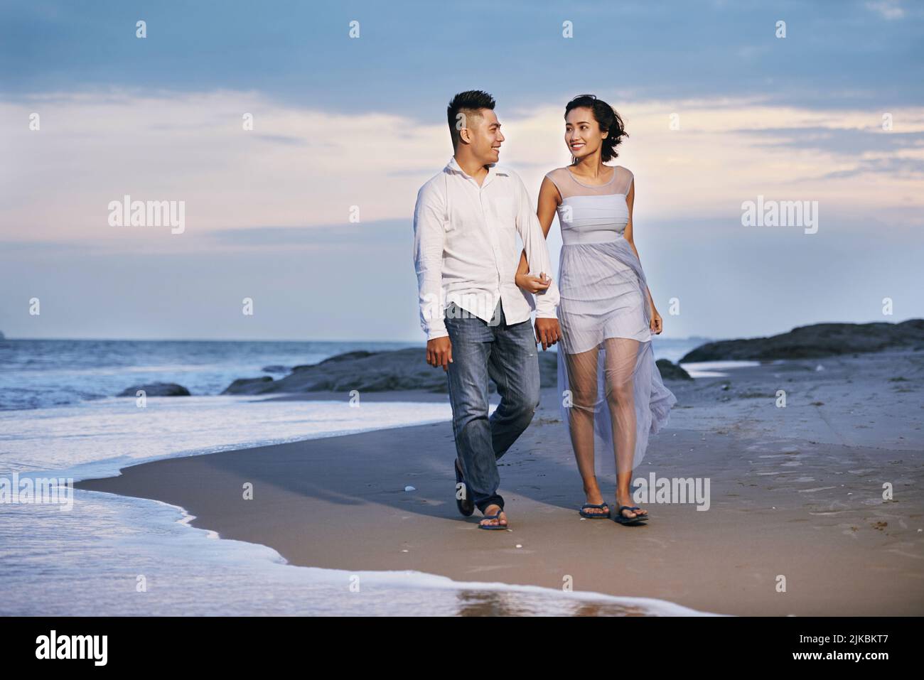 Young couple holding hands beach hi-res stock photography and images ...