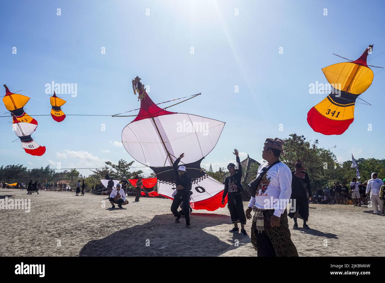 Denpasar, Indonesia. 31st July, 2022. Participants launch their kites