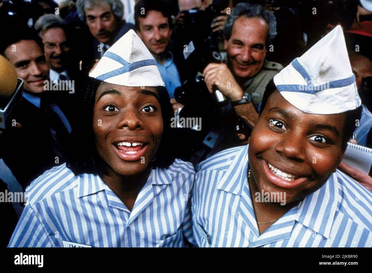 Kel Mitchell & Kenan Thompson Film: Good Burger (1997) Characters: Ed & Dexter Reed  Director: Brian Robbins 25 July 1997   **WARNING** This Photograph is for editorial use only and is the copyright of PARAMOUNT and/or the Photographer assigned by the Film or Production Company and can only be reproduced by publications in conjunction with the promotion of the above Film. A Mandatory Credit To PARAMOUNT is required. The Photographer should also be credited when known. No commercial use can be granted without written authority from the Film Company. Stock Photo