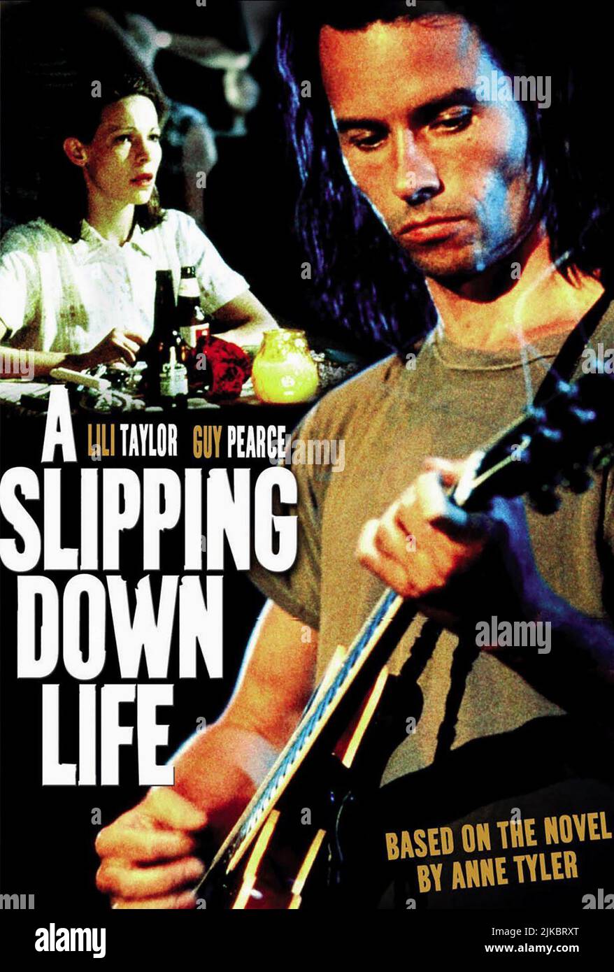 Lili Taylor & Guy Pearce Film: A Slipping-Down Life; A Slipping Down Life (1999) Characters: Evie Decker & Drumstrings Casey  Director: Toni Kalem 22 January 1999   **WARNING** This Photograph is for editorial use only and is the copyright of UNITED ARTISTS and/or the Photographer assigned by the Film or Production Company and can only be reproduced by publications in conjunction with the promotion of the above Film. A Mandatory Credit To UNITED ARTISTS is required. The Photographer should also be credited when known. No commercial use can be granted without written authority from the Film Com Stock Photo