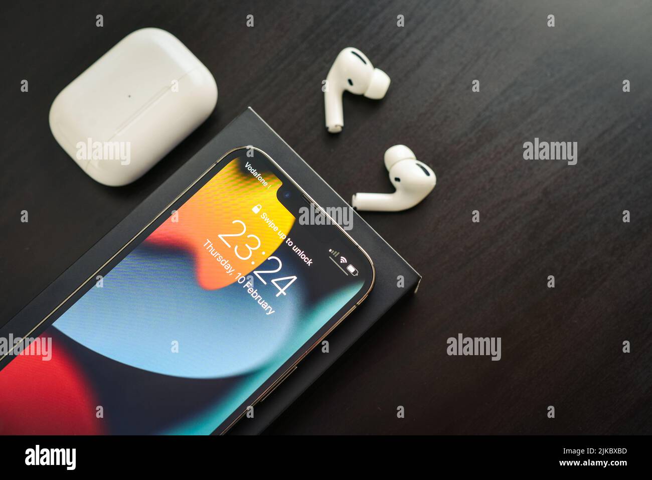 Airpods hi-res stock photography and images - Alamy
