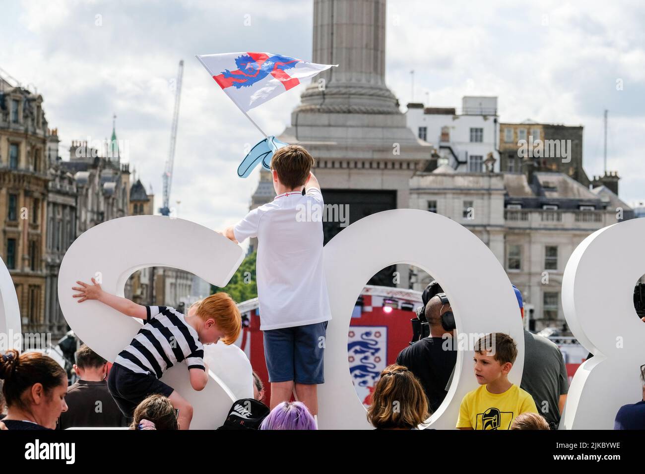 Trafalgar Square, London, UK. 1st Aug 2022. The Lionesses and their fans celebrate winning the UEFA Women's EURO England 2022. Credit: Matthew Chattle/Alamy Live News Stock Photo