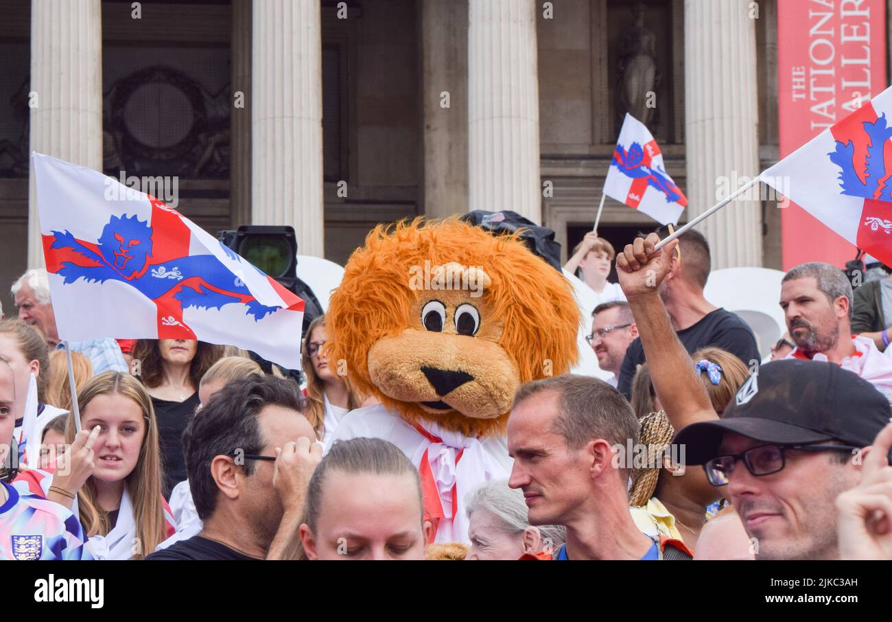 London, UK. 1st August 2022. Thousands of people gathered in Trafalgar Square to celebrate the England team - the Lionesses -  winning Women's Euro 2022 football tournament. Credit: Vuk Valcic/Alamy Live News Stock Photo