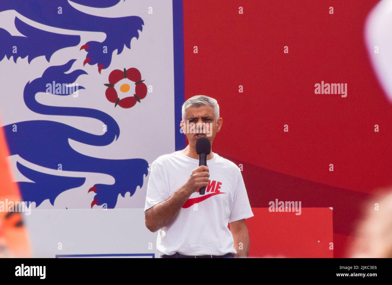 London, UK. 1st August 2022. Mayor of London Sadiq Khan congratulates the Lionesses. Thousands of people gathered in Trafalgar Square to celebrate the England team - the Lionesses -  winning Women's Euro 2022 football tournament. Credit: Vuk Valcic/Alamy Live News Stock Photo