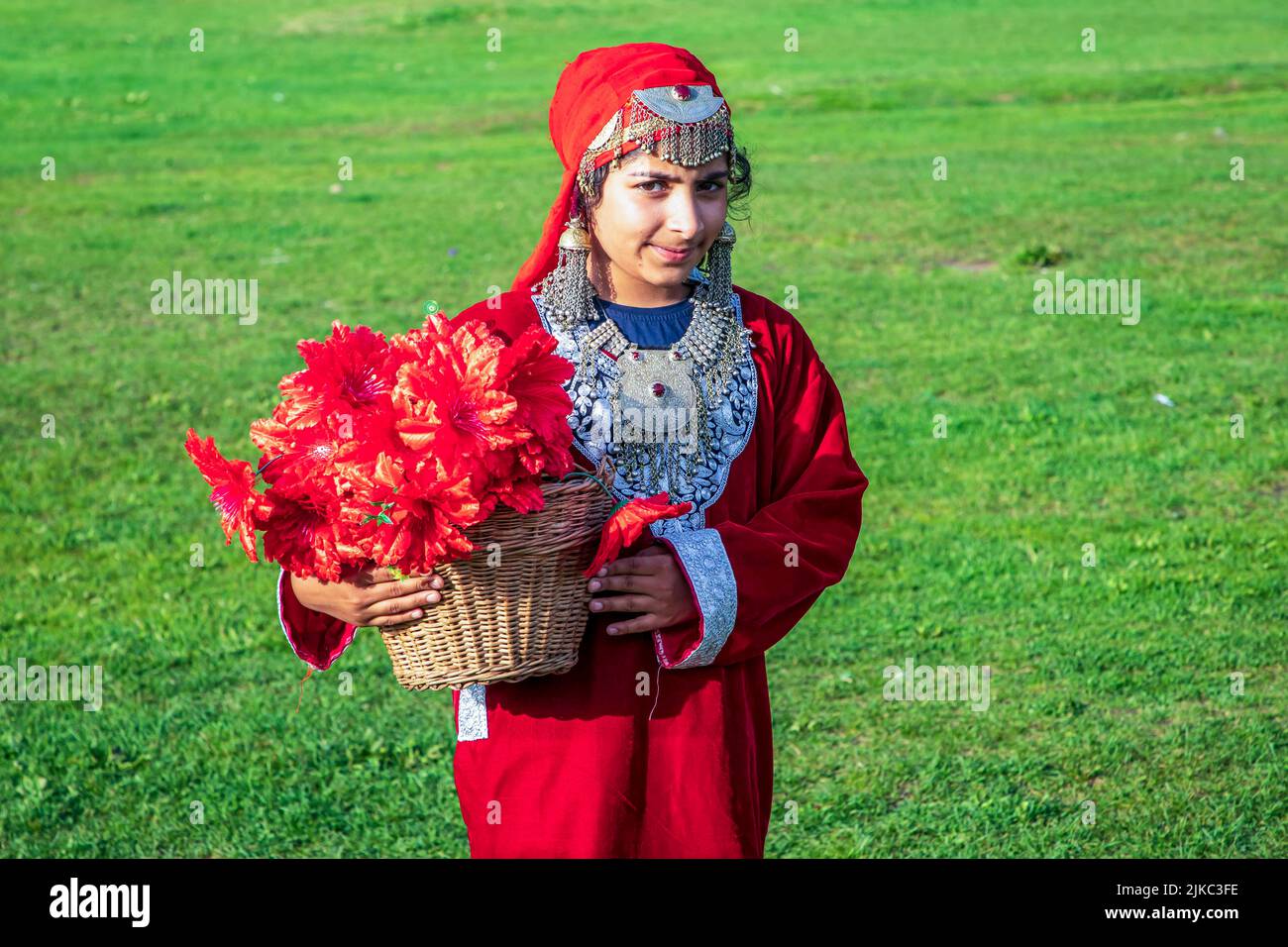 File:Young Girl in Traditional Kashmiri Dress - Nishat Bagh Garden -  Srinagar - Jammu & Kashmir - India (26775514851).jpg - Wikimedia Commons