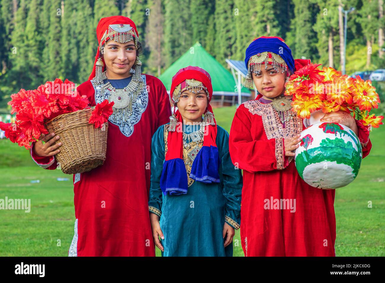 File:Traditional Dresses of Kashmir.jpg - Wikimedia Commons