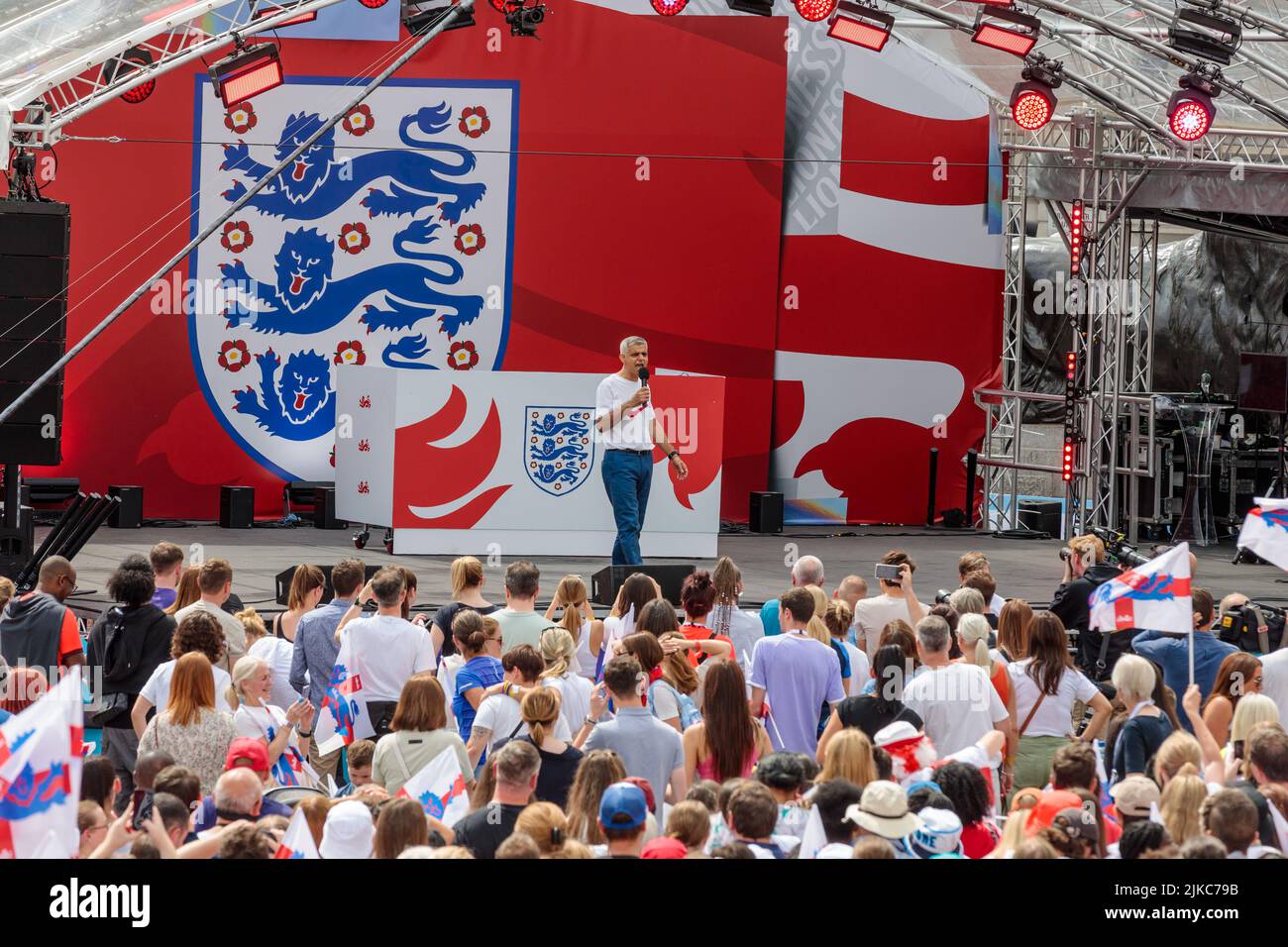 Trafalgar Square, London, UK. 1st August 2022. London Mayor, Sadiq Khan, on stage to welcome Englands Womens winning Football team, along with their manager, Sarina Wiegman. 7,000 football fans gathered in Trafalgar Square for a fan party to celebrate Englands Lionesses historic 2-1 victory over Germany in the UEFA Womens Euro Final at Wembley Stadium yesterday.  Amanda Rose/Alamy Live News Stock Photo
