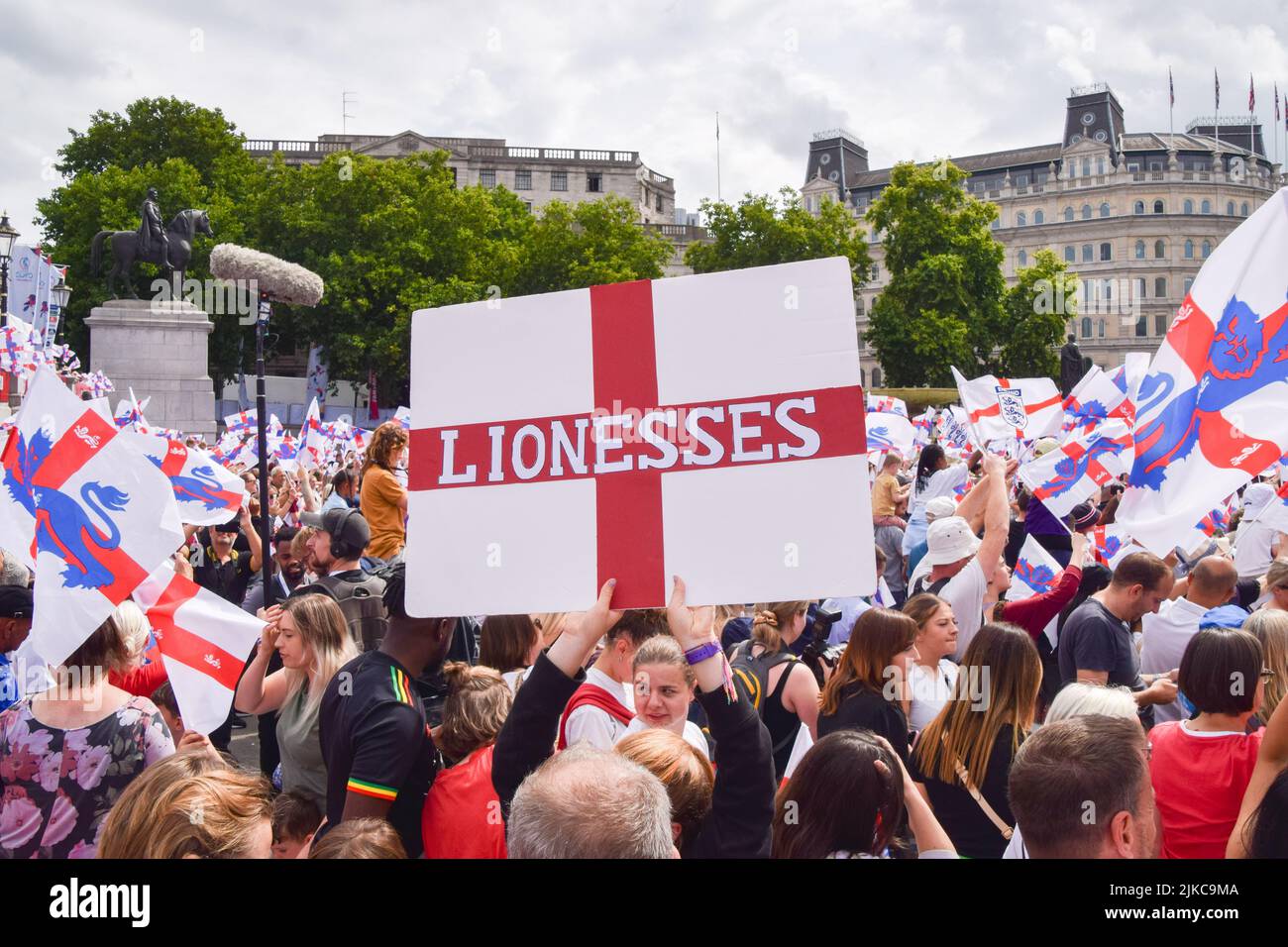 London, UK. 1st August 2022. Thousands of people gathered in Trafalgar Square to celebrate the England team - the Lionesses -  winning Women's Euro 2022 football tournament. Credit: Vuk Valcic/Alamy Live News Stock Photo