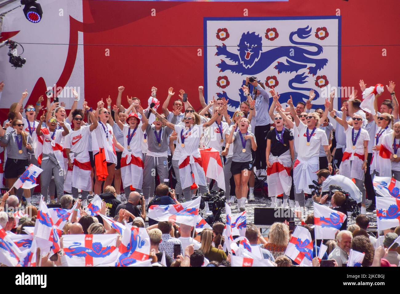 London, UK. 1st August 2022. The Lionesses celebrate on stage. Thousands of people gathered in Trafalgar Square to celebrate the England team - the Lionesses -  winning Women's Euro 2022 football tournament. Credit: Vuk Valcic/Alamy Live News Stock Photo