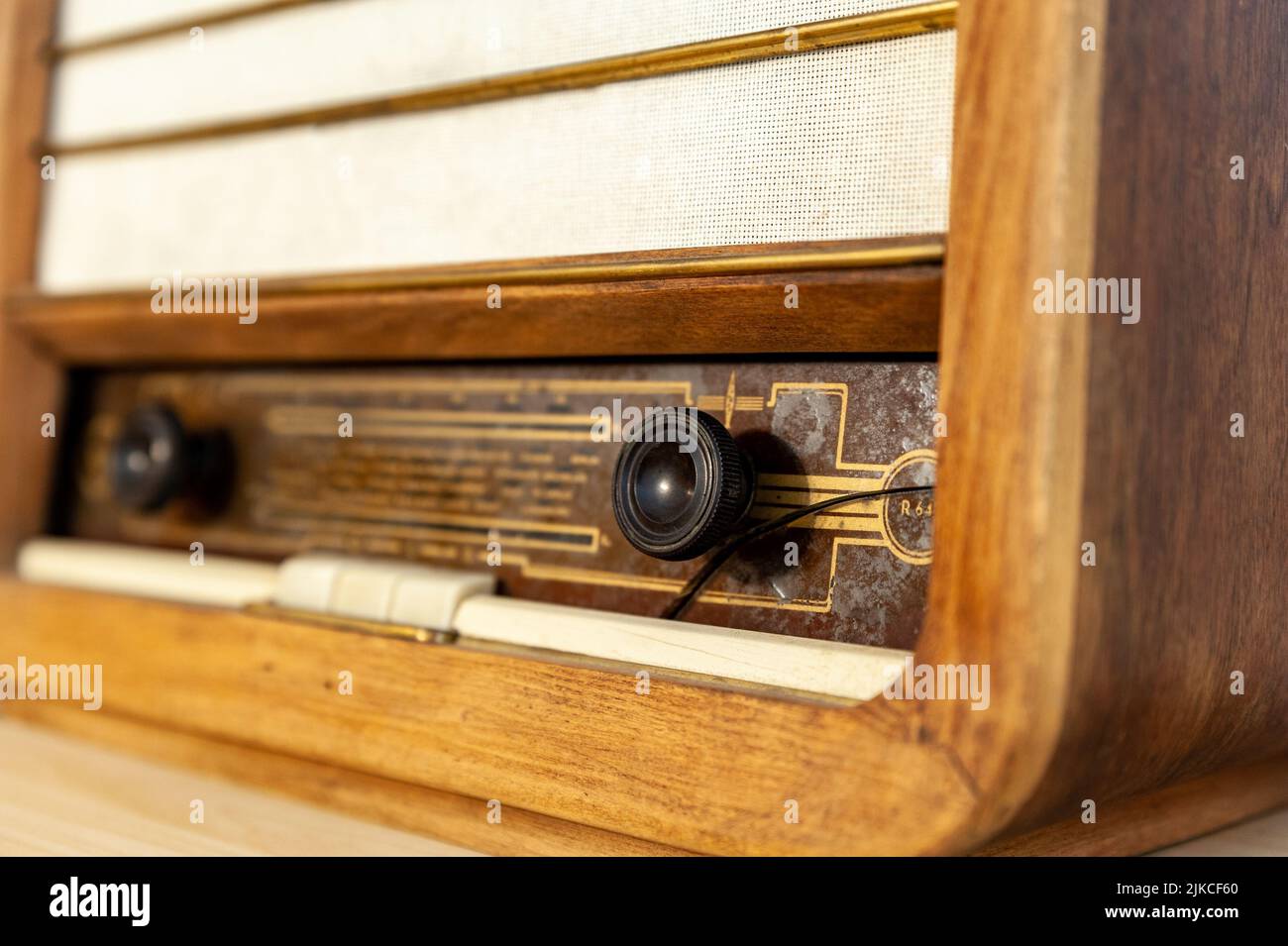 Radio vintage in wood hi-res stock photography and images - Alamy