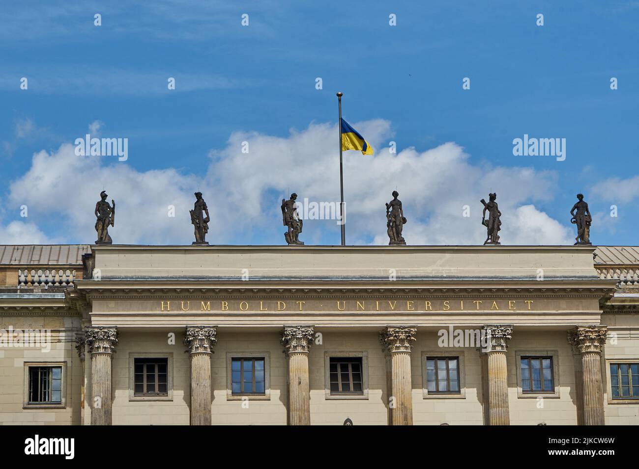Humboldt Universität, Hauptgebäude, Ausschnitt der Fassade, mit Flagge der Ukraine, Unter den Linden, Berlin Mitte, Berlin, Deutschland Stock Photo