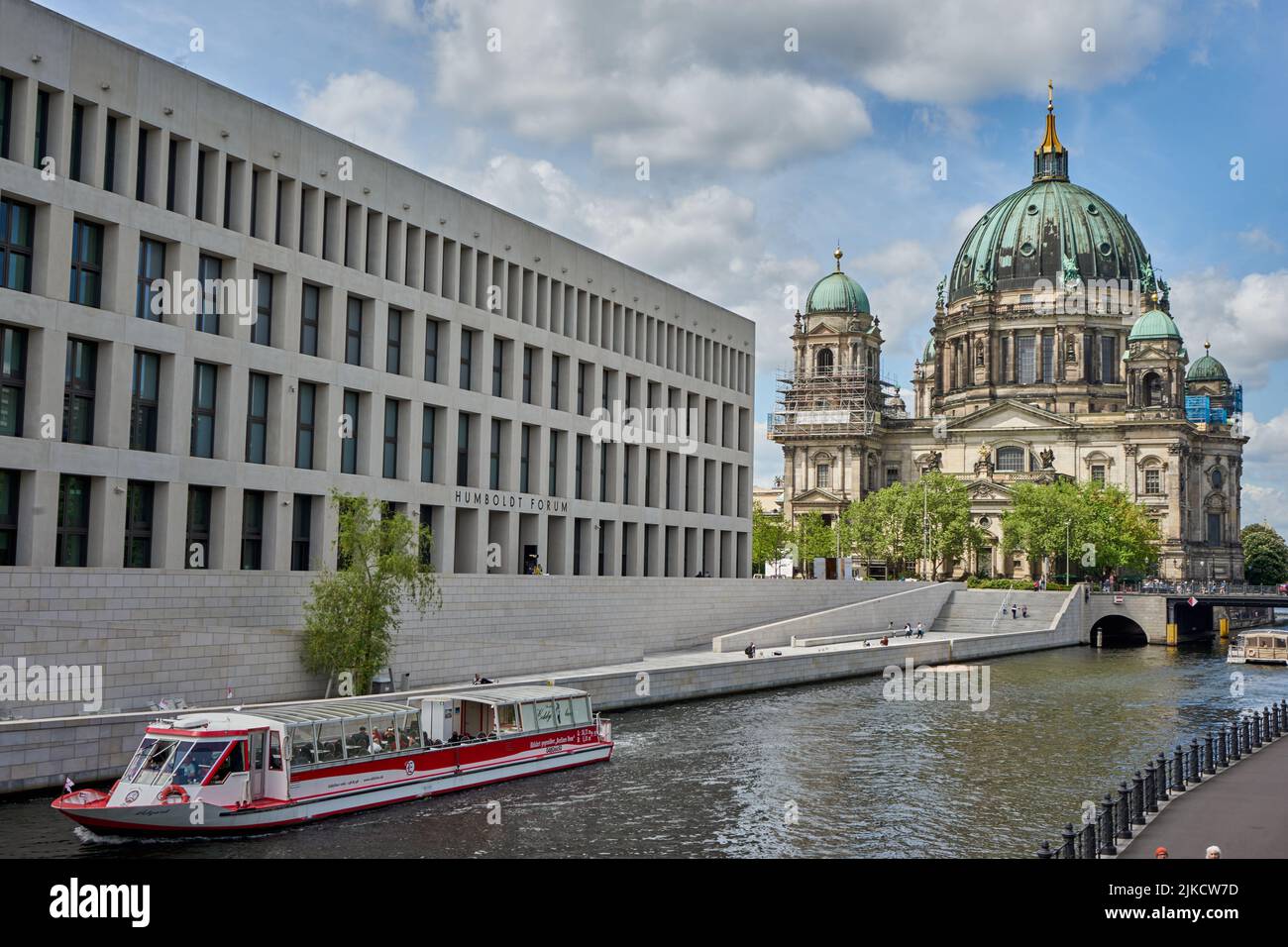 Humboldt-Forum, Berliner Schloss, Ostfassade, vorne die Humboldt-Promenade an der Spree mit Ausflugsboot, hinten der Berliner Dom, Berlin Stock Photo