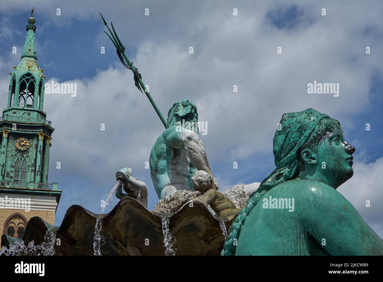 Frauenfigur, Darstellung der Elbe, links Neptun mit Dreizack auf einer Muschelschale, Neptunbrunnen, hinten die St. Marienkirche, Berlin, Deutschland Stock Photo