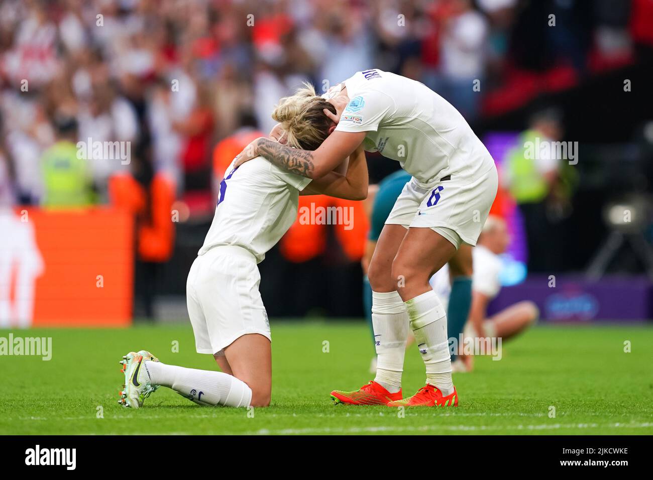 London, UK. 31st July, 2022. London, England, July 31st 2022: Leah Williamson (8 England) and Millie Bright (6 England)celebrate their victory of the tournament at the final whsitle during the UEFA Womens Euro 2022 Final football match between England and Germany at Wembley Stadium, England. (Daniela Porcelli/SPP) Credit: SPP Sport Press Photo. /Alamy Live News Stock Photo